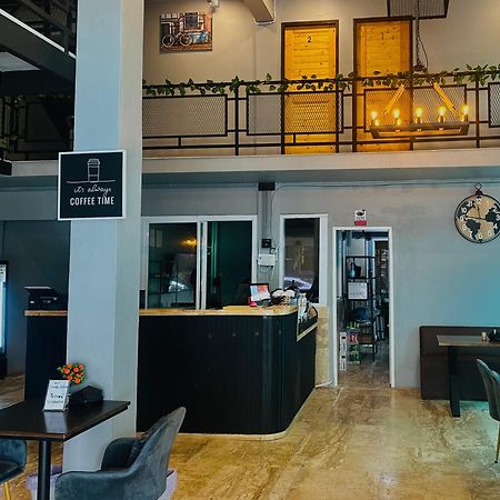 Friends Station Tukkom Hostel & Cafe Pattaya Bagian luar foto