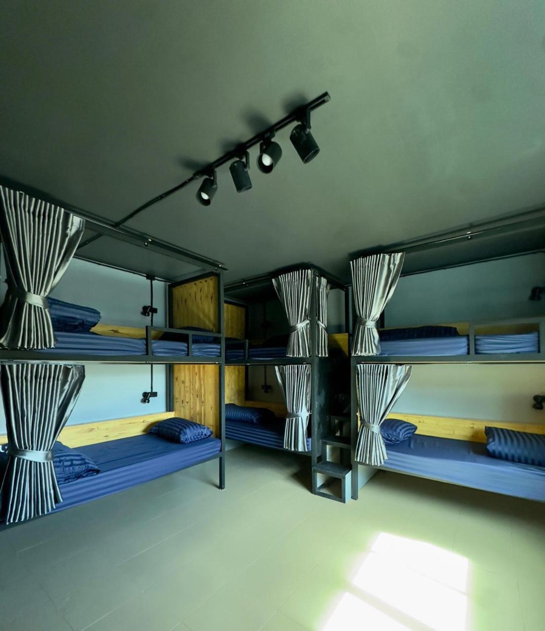 Champagne Hostel & Cafe Pattaya Bagian luar foto