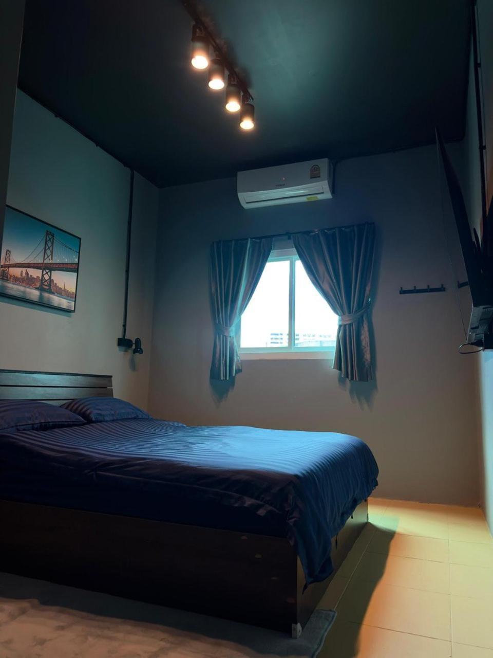 Champagne Hostel & Cafe Pattaya Bagian luar foto