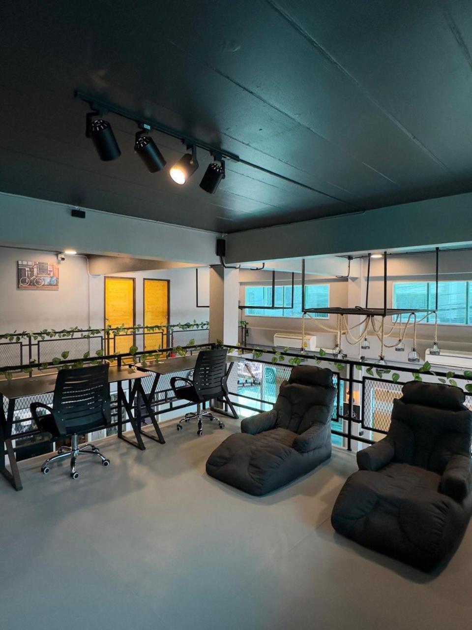 Friends Station Tukkom Hostel & Cafe Pattaya Bagian luar foto