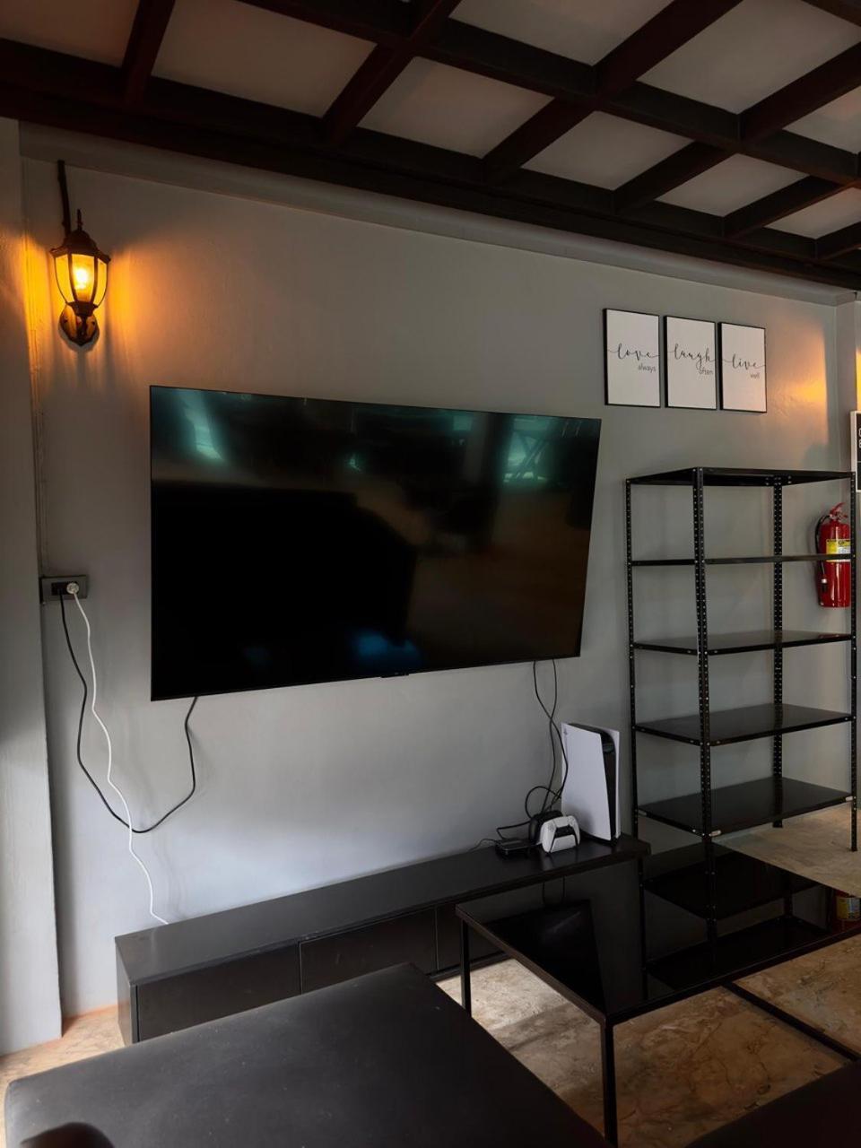 Champagne Hostel & Cafe Pattaya Bagian luar foto