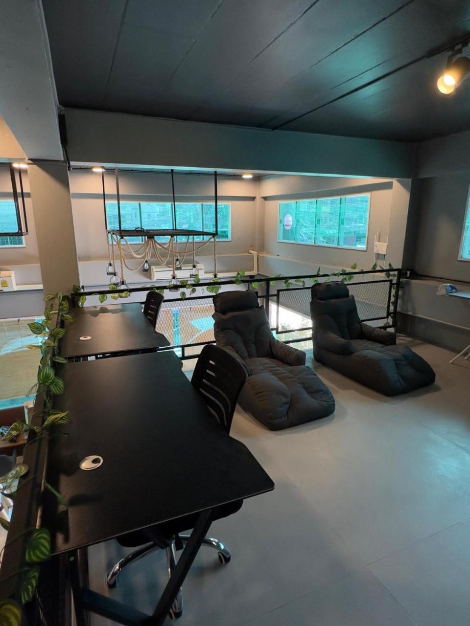 Champagne Hostel & Cafe Pattaya Bagian luar foto