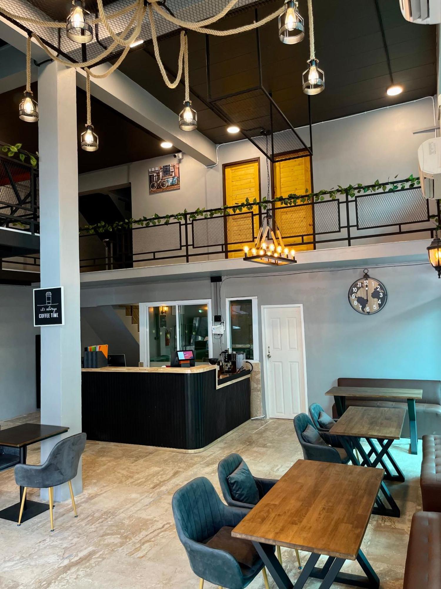 Friends Station Tukkom Hostel & Cafe Pattaya Bagian luar foto