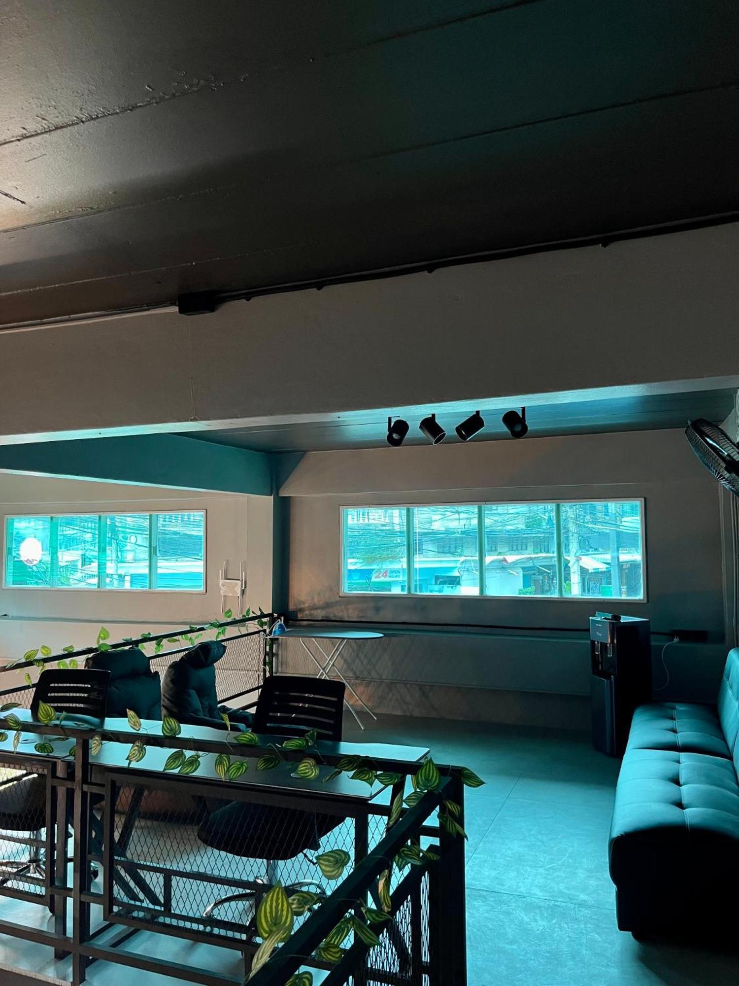 Champagne Hostel & Cafe Pattaya Bagian luar foto