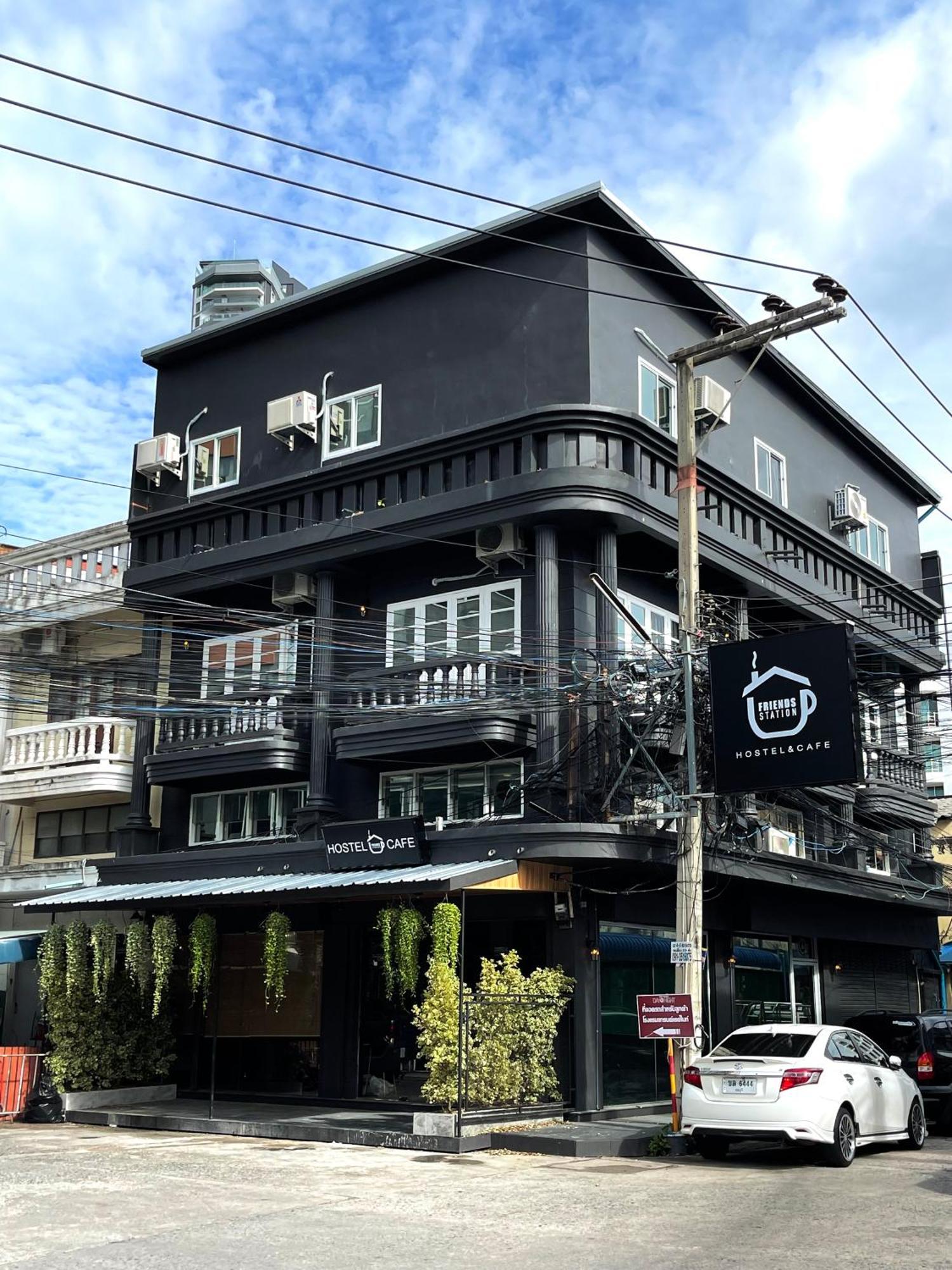 Friends Station Tukkom Hostel & Cafe Pattaya Bagian luar foto