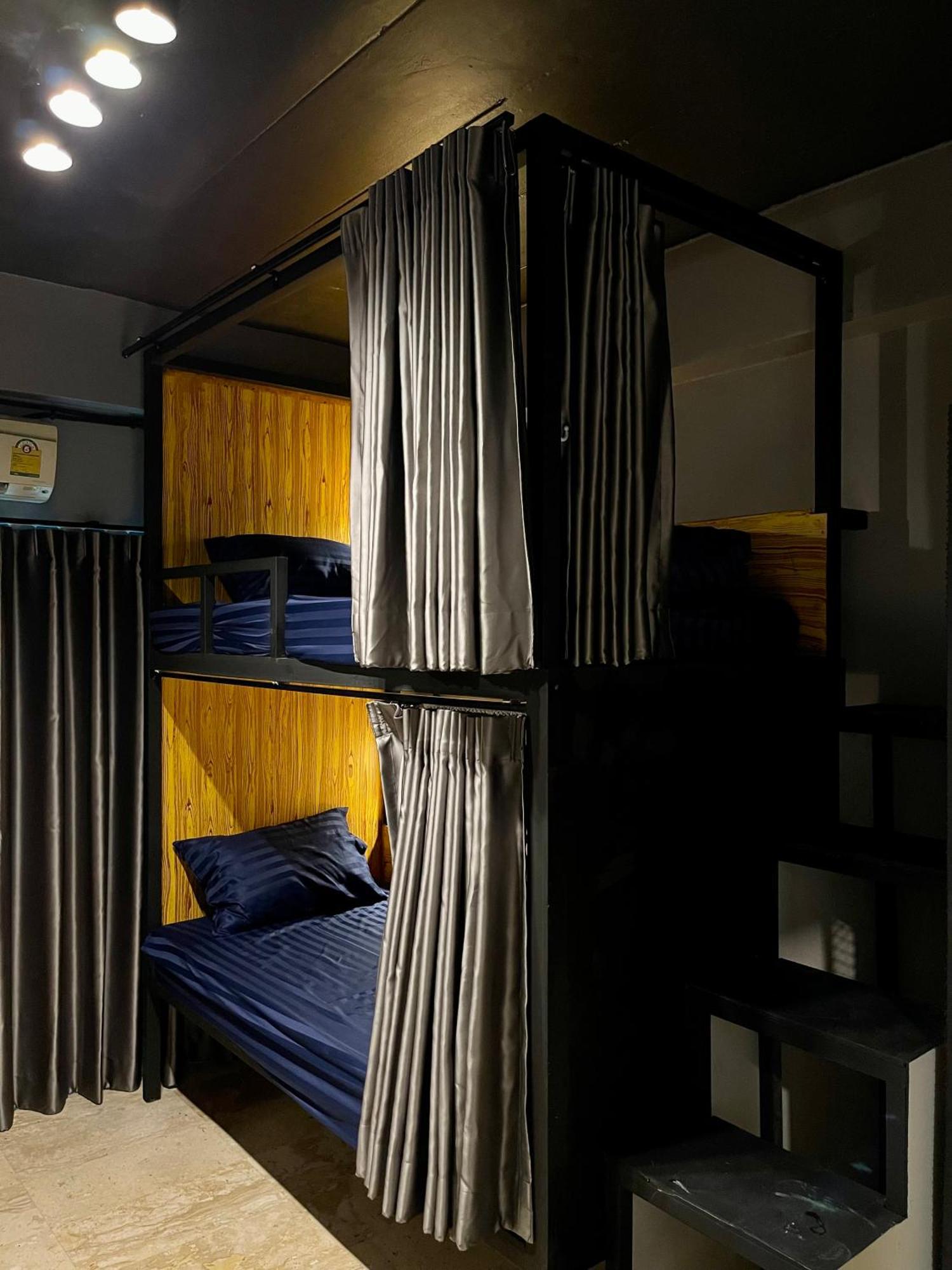 Champagne Hostel & Cafe Pattaya Bagian luar foto