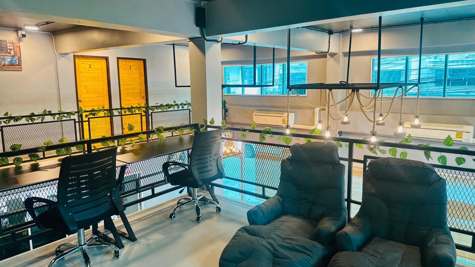 Friends Station Tukkom Hostel & Cafe Pattaya Bagian luar foto