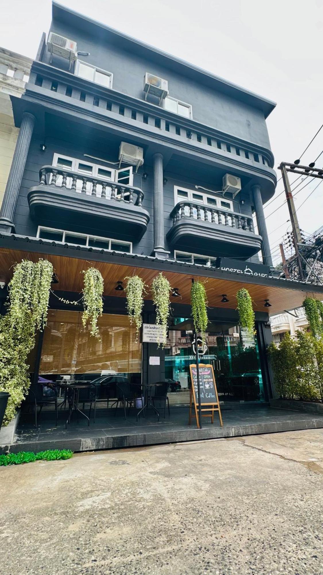 Friends Station Tukkom Hostel & Cafe Pattaya Bagian luar foto