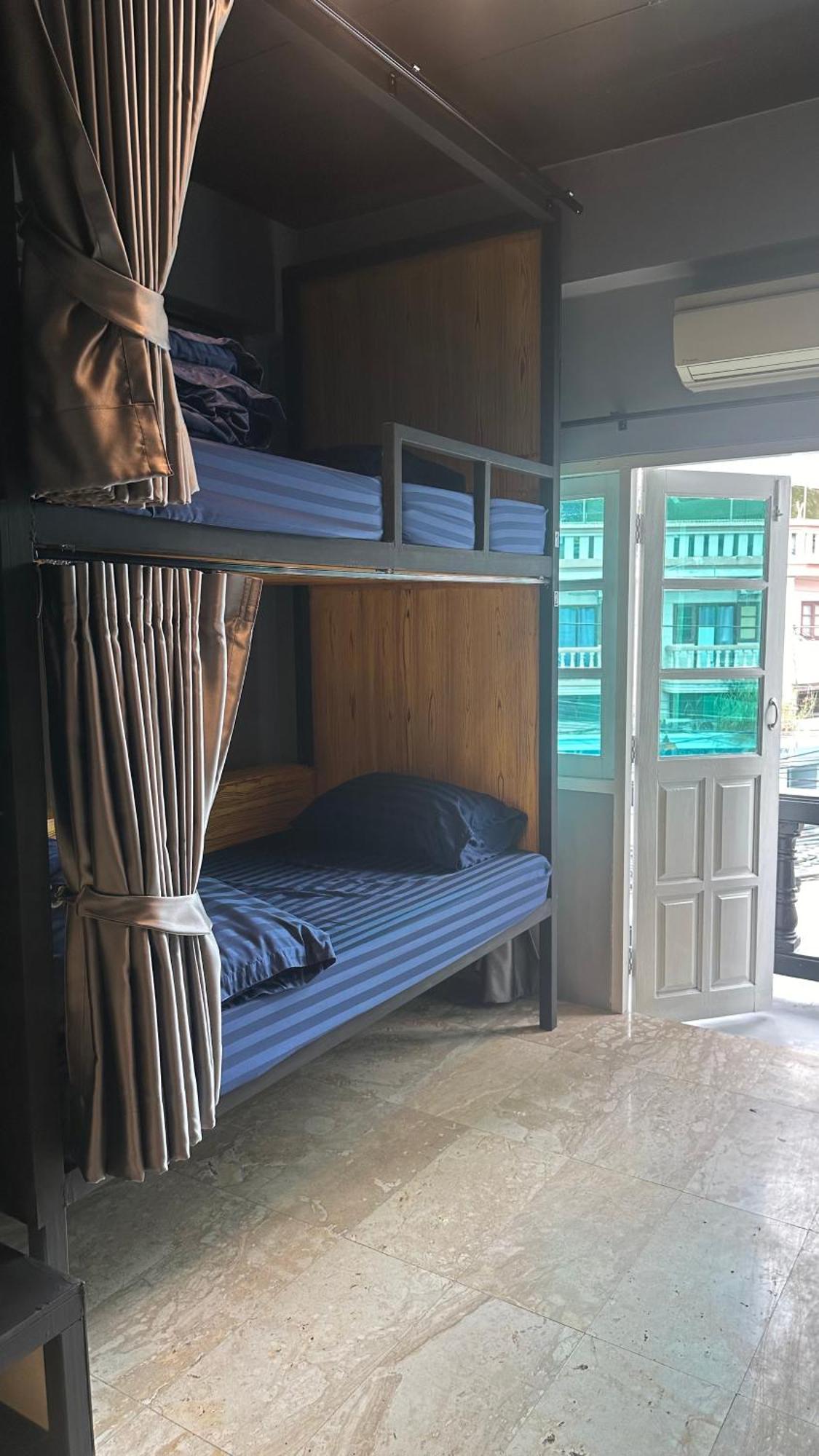 Friends Station Tukkom Hostel & Cafe Pattaya Bagian luar foto