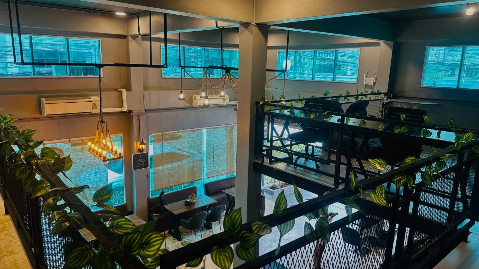 Friends Station Tukkom Hostel & Cafe Pattaya Bagian luar foto