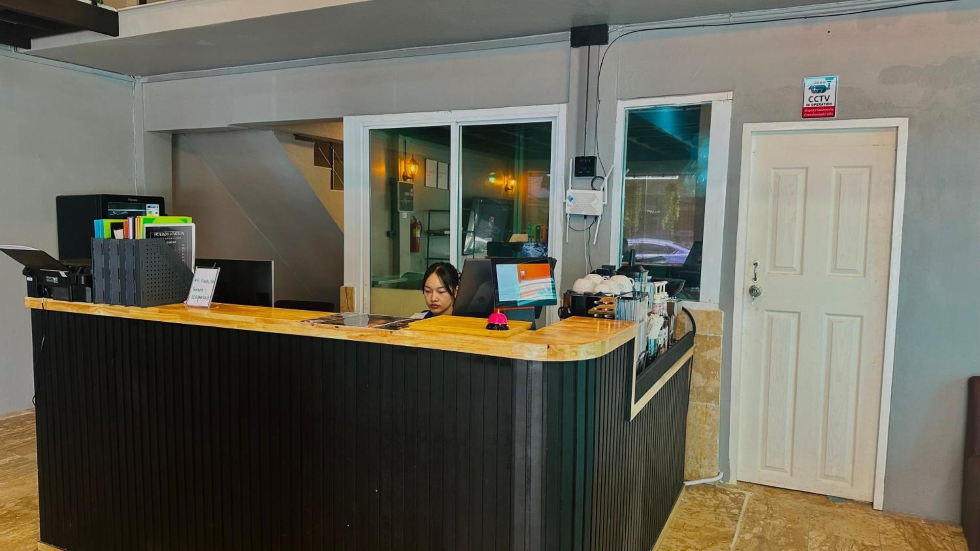 Champagne Hostel & Cafe Pattaya Bagian luar foto
