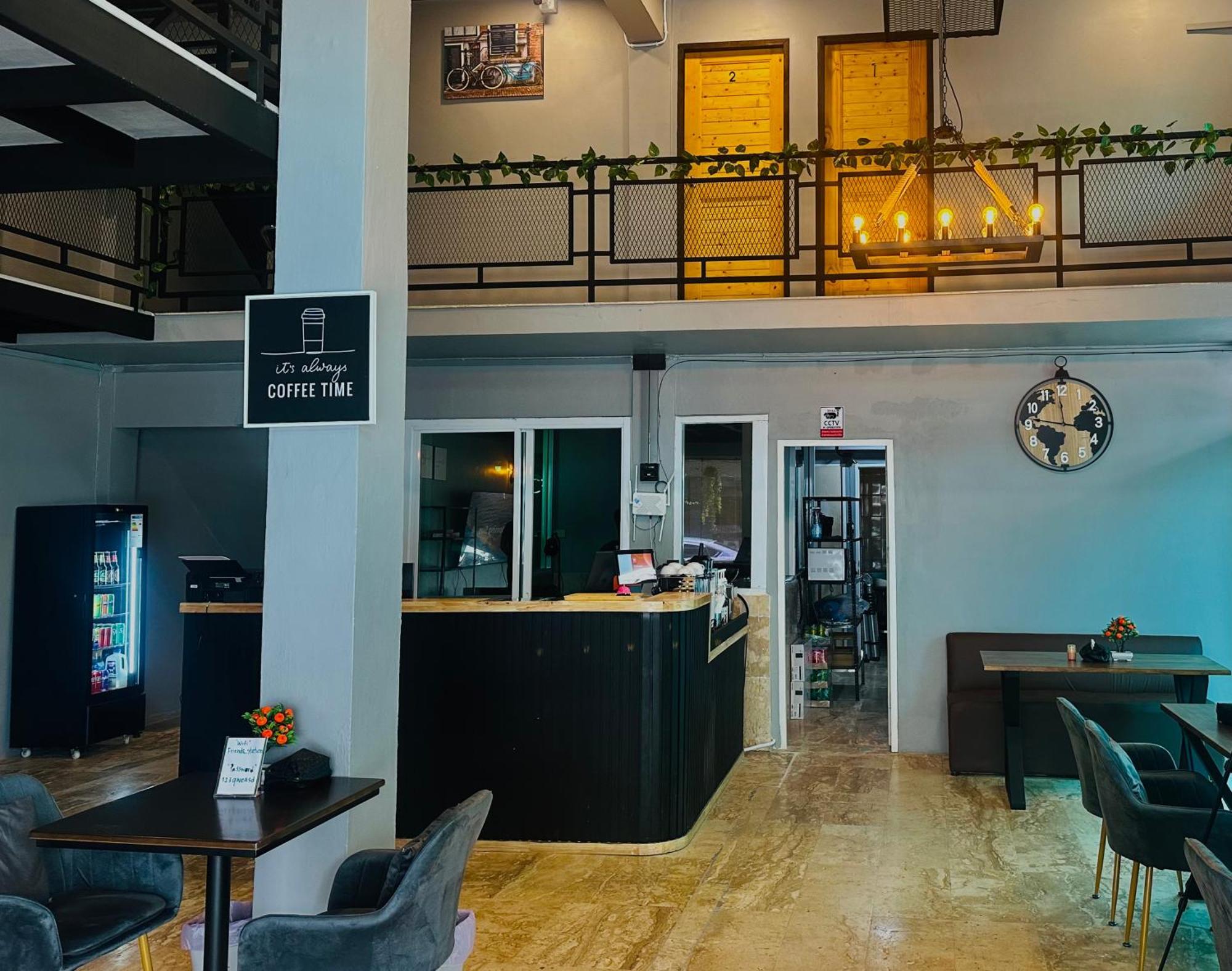 Friends Station Tukkom Hostel & Cafe Pattaya Bagian luar foto