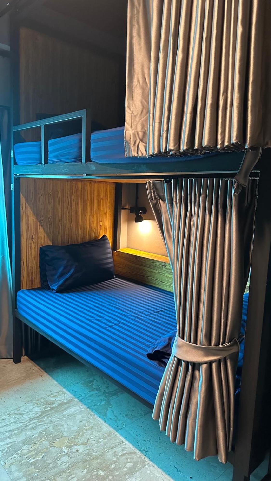 Champagne Hostel & Cafe Pattaya Bagian luar foto