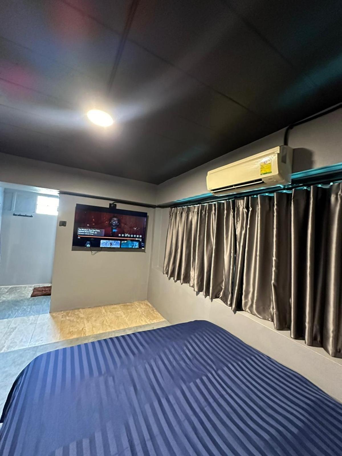 Friends Station Tukkom Hostel & Cafe Pattaya Bagian luar foto