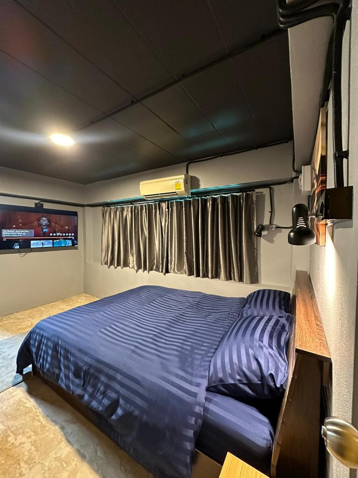 Champagne Hostel & Cafe Pattaya Bagian luar foto